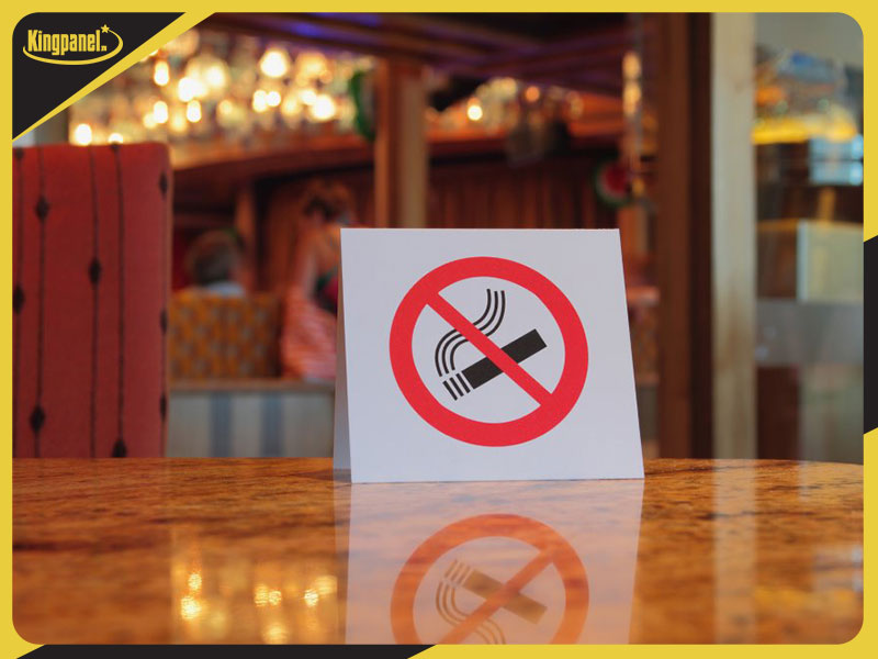 Hút thuốc lá gây ảnh hưởng đến sức khỏe và sự an toàn tại quán karaoke