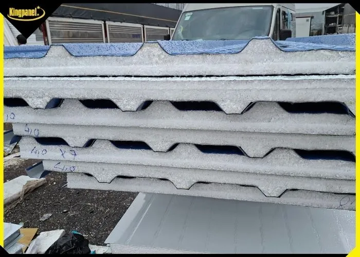 Các tấm panel mái cách nhiệt 3 lớp chuẩn bị thi công