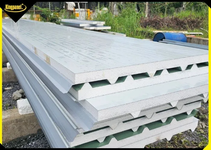 Tấm panel lợp mái cách nhiệt chống dột xếp thành chồng tại công trình