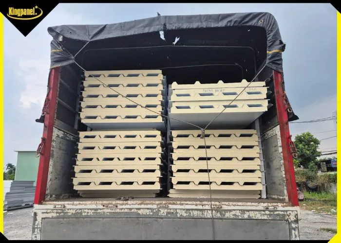 Xe tải vận chuyển các kiện tấm panel mái cách nhiệt đến công trình thi công