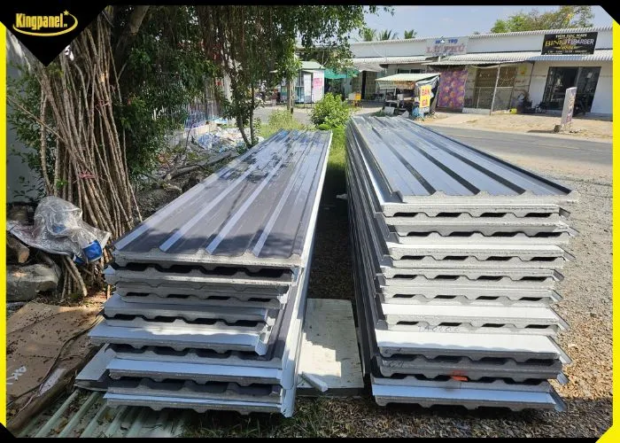 Hai kiện tấm lợp panel mái cách nhiệt sóng lớn tập kết tại công trình