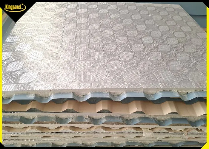 Mặt dưới lớp giấy bạc của tôn PU 3 lớp cách nhiệt
