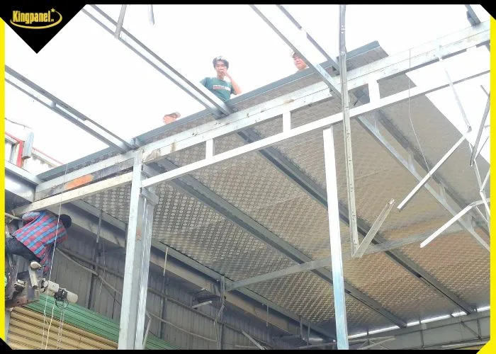Thi công lắp đặt tôn PU 3 lớp cách nhiệt cho mái nhà