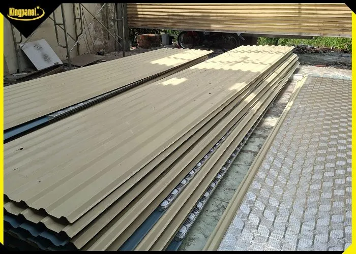 Các kiện tôn PU 3 lớp cách nhiệt chất lượng cao xếp tại kho