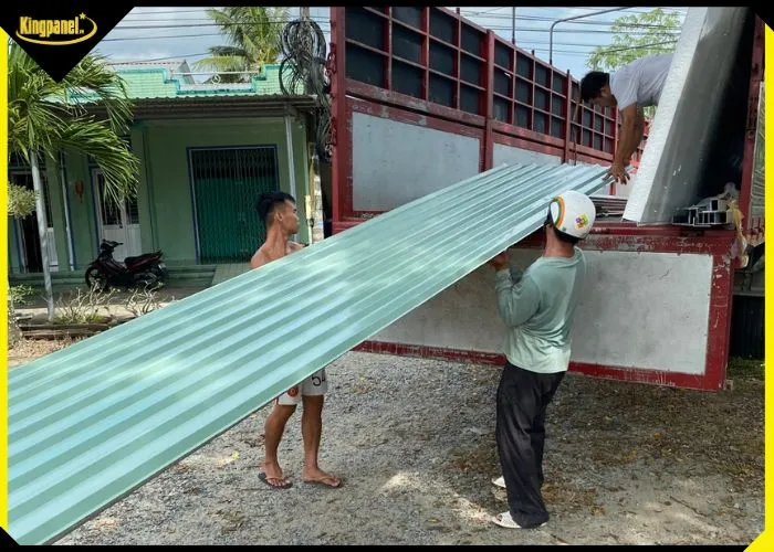 Vận chuyển tôn PU cách nhiệt màu xanh ngọc đến công trình