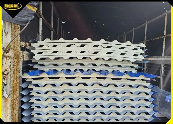 Tôn PU 3 lớp được giao đến công trình thi công