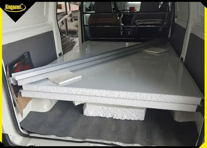vận chuyển giao hàng các tấm vách panel cách nhiệt cùng phụ kiện thanh U nhôm 50mm đến công trình lắp ghép.
