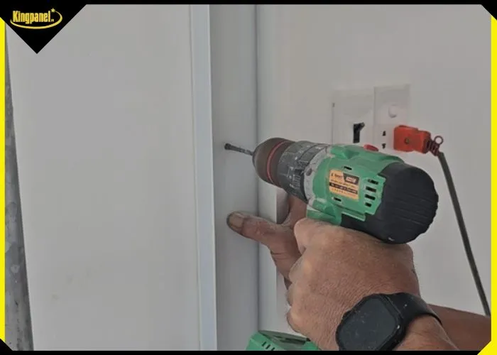 Thi công bắn vít cố định thanh U nhôm vách panel