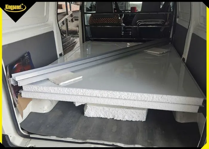 Vách panel và thanh U nhôm phụ kiện trên xe vận chuyển