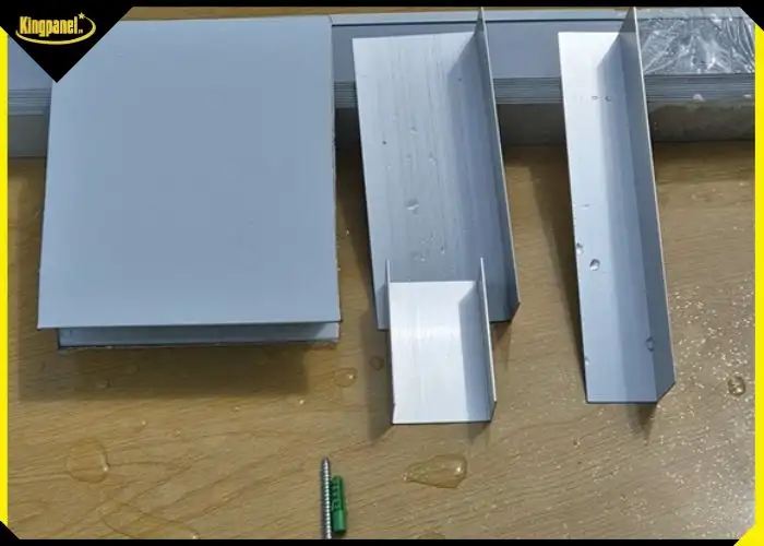 Phụ kiện đi kèm để lắp vách panel được vững chắc 