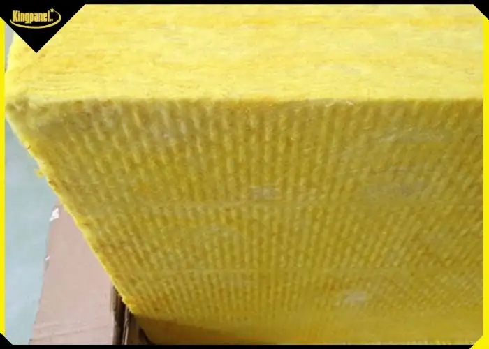 Bên trong lõi bông khoáng dày đặc và sợi bông đan xen với nhau