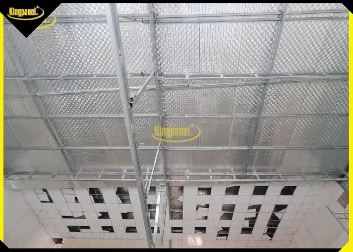 Tôn pu được lợi giảm ồn giảm nóng và làm trần tiết kiệm được chi phí