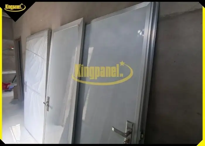 Cửa cách âm panel là lựa chọn phù hợp cho những công trình cần hạn chế tiếng ồn, tăng độ kín và hỗ trợ cách nhiệt cho không gian bên trong