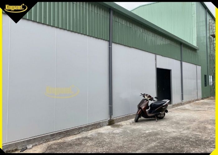 Vách ngăn tấm panel EPS PU Rockwool bao quanh nhà xưởng, tạo không gian kín và cách nhiệt
